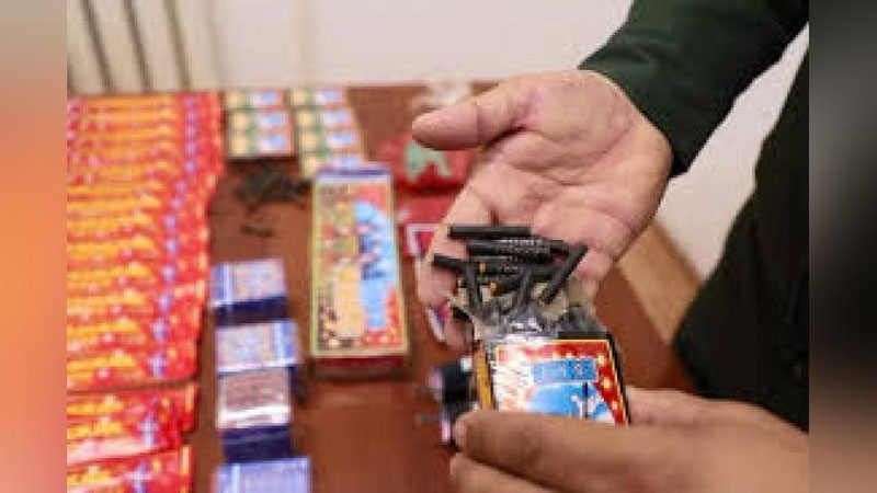 'Божхоначилар “Исузу” юкхонадаги кетмон дасталари ортидан 5 турдаги 77 272 дона пиротехника воситалари аниқлашди'ning rasmi