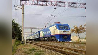 'Qarshida poezd to`xtab qolganligi sabab mashinalar shaharga kira olmay qoldi. Rasmiylar izoh berdi'ning rasmi