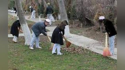 'Косонлик шифокорлар боғда мажбуран  ишлатилиб, улардан гул учун пул йиғилди'ning rasmi