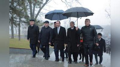 'Ozodbek Nazarbekov Alisher Navoiy haykali poyiga gul qo`ydi'ning rasmi