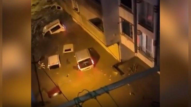 Изрображение 'Сильнейший ливень вызвал наводнение в Стамбуле (видео)'