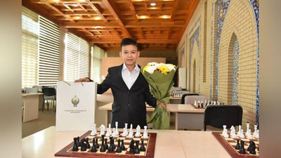 Изрображение 'НОДИРБЕКА АБДУСАТТАРОВА НАГРАДИЛИ НОУТБУКОМ ОТ ПРЕЗИДЕНТА (ФОТО)'