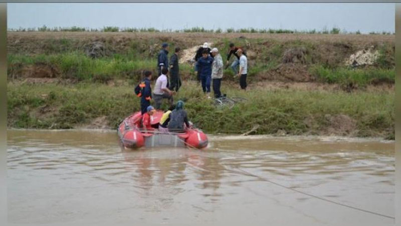 Изрображение 'В пострадавшей от наводнения местности ведутся поисково-спасательные работы'