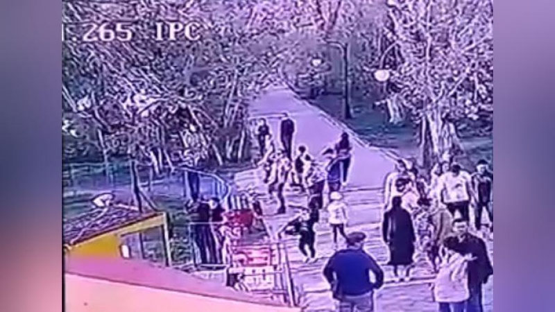 Изрображение 'В казахстанском Уральске из-за аварии на аттракционе пострадали 8 детей (видео)'