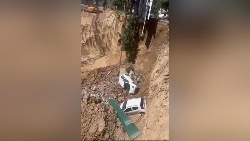 Изрображение 'На Юнусабаде обвал грунта утянул в котлован для новостройки два автомобиля'