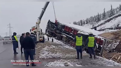 Изрображение 'На перевале Камчик опрокинулась фура со стройматериалами (видео)'