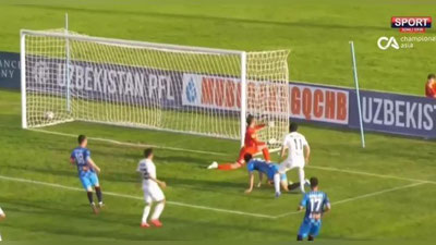 Изрображение 'В матче между «Машъалом» и «Кокандом» засчитали мяч, влетевший с внешней стороны сетки (видео)'