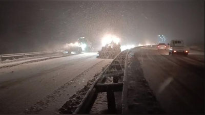 Изрображение 'На перевал Камчик обрушился снегопад: всю ночь велась расчистка дороги (видео)'