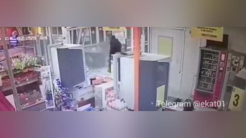 Изрображение 'В России грабители "угнали" банкомат за 20 секунд (видео)'