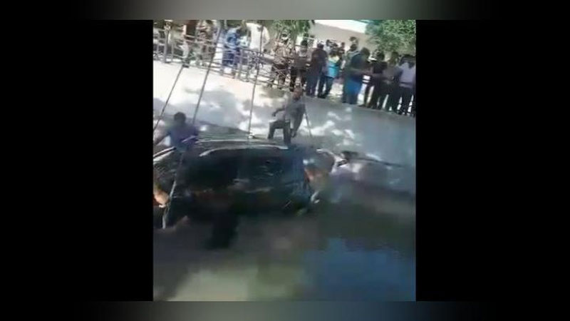 Изрображение 'В Ахангаране "Спарк" упал в канал: операция спасения авто попала на видео'