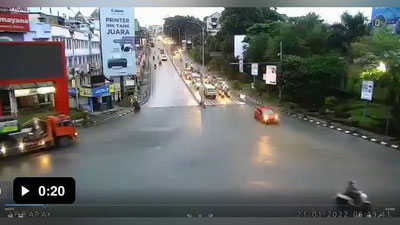 'Индонезиядаги ЙТҲ оқибатида 19 киши ҳалок бўлди'ning rasmi