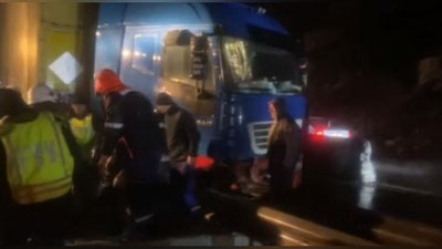 Изрображение 'На перевале "Камчик" грузовик, попав в ДТП, ненадолго заблокировал движение по дороге (видео)'