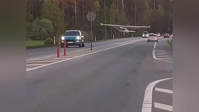 Изрображение 'В Латвии самолет приземлился прямо на оживленную автостраду (видео)'