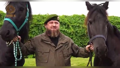 Изрображение 'Рамзан Кадыров подарил Шавкату Мирзиёеву двух скакунов (видео)'