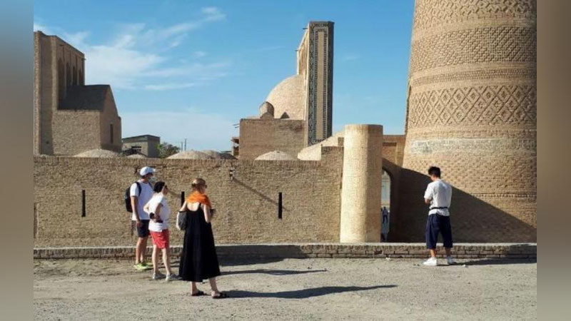 Изрображение 'Съемочная группа Артема Михалкова прилетела в Узбекистан (фото)'