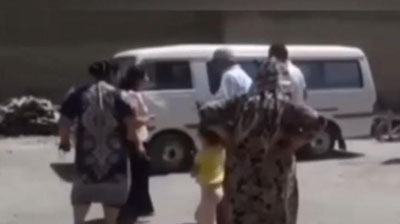 Изрображение 'В Бухаре недовольные строительством гостиницы женщины решили поколотить археолога (видео)'