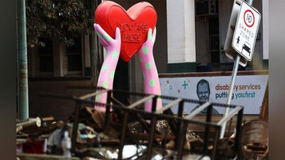 'Австралияда юз берган сув тошқинлари, Германияда ҳарбий тайёргарлик, черагани кесиб ўтган муҳожирлар — 3 март суратлари'ning rasmi