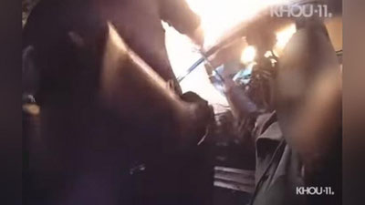 Изрображение 'Полицейские спасли мужчину, зажатого в горящей машине: драматичное видео'