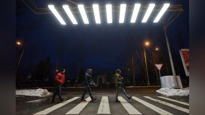 'Qashqadaryo viloyatida piyodalar o`tish joylari tepasi chiroqlar bilan yoritilmoqda'ning rasmi