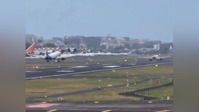 Изрображение 'В аэропорту Мумбаи самолеты на считанные секунды разминулись друг с другом (видео)'