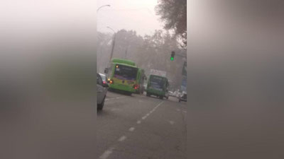 Изрображение 'В Ташкенте водители пассажирских автобусов снова устроили гонки'