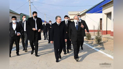 'Президент Нукусдаги “Чимбой гузари” маҳалласида бўлди (фото)'ning rasmi