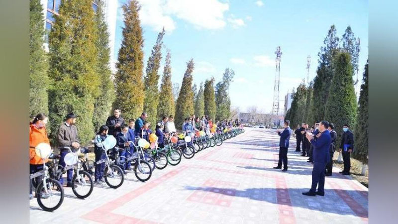 'Amudaryo tumani hokimi uzoq masofadan maktabga qatnaydigan 50 nafar o`quvchiga velosipedlar sovg`a qildi'ning rasmi