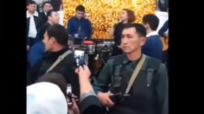 Изрображение 'СУРОВЫЙ ПРАЗДНИК: ЮЛДУЗ УСМАНОВА ВЫСТУПИЛА В ОКРУЖЕНИИ ВООРУЖЕННЫХ ЛЮДЕЙ'