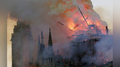 Изрображение 'В СЕТИ ПОЯВИЛОСЬ ВИДЕО ОБРУШЕНИЯ ШПИЛЯ СОБОРА ПАРИЖСКОЙ БОГОМАТЕРИ'