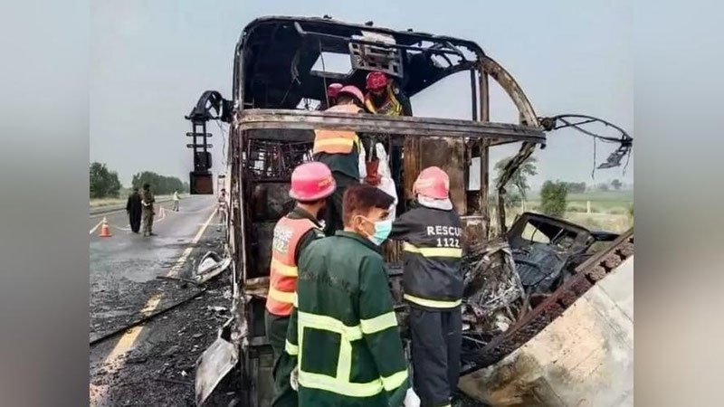 'Pokistonda avtobus yonib ketdi'ning rasmi