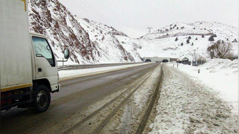 '"Qamchiq" dovonidagi ikki tunnel oralig`ida qor yog`moqda'ning rasmi