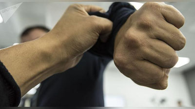 'Toshkentda urushib qolgan yosh bolalarni ajratgani chiqqan ota-onalari ham o`zaro janjallashib ketdi'ning rasmi