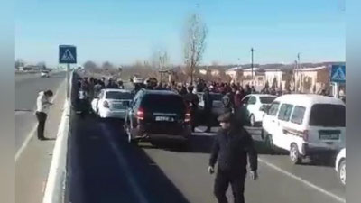 '"Hokimning qarori bilan besh yil oldin gaz quvuri kesib tashlangan". Jizzaxda gaz va "svet" yo`qligidan katta yo`lni to`sib qo`ygan ayollar bo`yicha munosabat bildirildi'ning rasmi