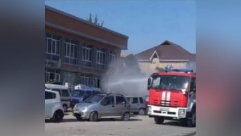 'Ijtimoiy tamoqlardagi yong`in o`chirish mashinalarining suv sepilayotgani aks etgan holatlar qaerlarda va nima uchun bo`layotgani ma`lum qilindi'ning rasmi