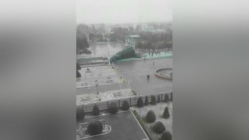 Изрображение 'В Термезе из-за ветра упала новогодняя ель'