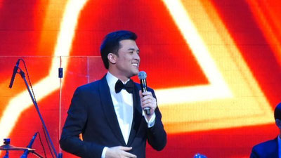 'Муҳаббатдан тортиб мусофиргача... Алишер Файзнинг кутилган концерти кутилмаган воқеаларга бой бўлди. (Фотожамланма)'ning rasmi