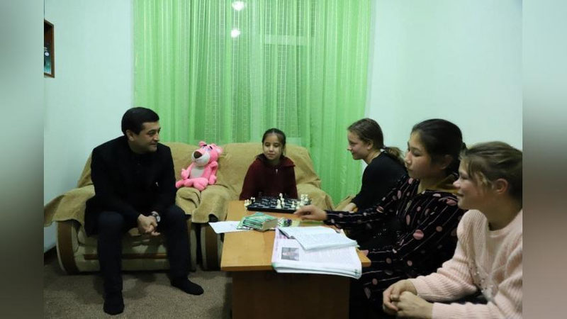 'Халқ таълими вазирининг навбатдаги кутилмаган ташрифи Қамашидаги Меҳрибонлик уйи бўлди'ning rasmi
