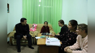 'Халқ таълими вазирининг навбатдаги кутилмаган ташрифи Қамашидаги Меҳрибонлик уйи бўлди'ning rasmi