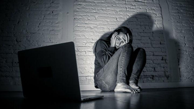 'Farg`onalik ayol dugonasining sir saqlanishi lozim bo`lgan foto va videolarini tarqatish bilan qo`rqitib, pul talab qildi'ning rasmi