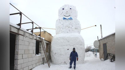 'Qozog`istonliklar ulkan qor odamlarni yasashmoqda'ning rasmi