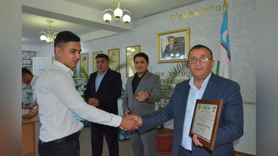 'Sirdaryo viloyati hokimi iqtidorli o`quvchilarga har oy 245 ming so`mdan stipendiya beradi'ning rasmi