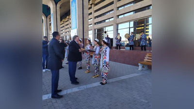 Изрображение 'Жерара Депардье встретили на вокзале в Самарканде (фото)'