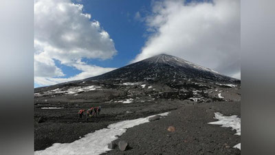 'Kamchatkadagi "Klyuchevskaya" vulqonida olti nafar sayyoh halok bo`ldi'ning rasmi