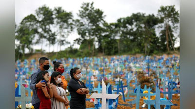'Braziliyada o`lganlarni ko`mishga joy yo`qligi sabab vafot etganlarning tanalari vaqtinchalik muzlatgichlarda saqlanmoqda'ning rasmi