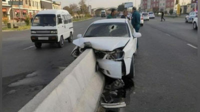 'Наманганда бетон тўсиққа урилган автомашина йўловчиси шифохонада вафот этди'ning rasmi