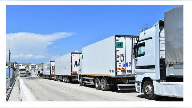 Изрображение 'Узбекским дальнобойщикам оказывают помощь в пересечении украинской границы'