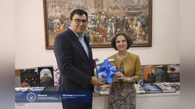 'Франция элчиси "Ипак йўли" университетига қимматбаҳо китоблар совға қилди'ning rasmi