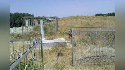 '"Sen begona erkaklar bilan yurasan". Qashqadaryoda erkak xotini va qizini qabristonga olib borib, pichoqlab o`ldirdi'ning rasmi