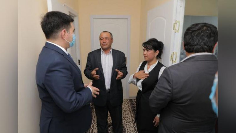 'Sirdaryo viloyati hokimi Sardobadagi ta`lim sifatini ko`tarishga kelgan 5 nafar o`qituvchiga uy berdi'ning rasmi