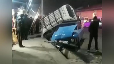 'Samarqanddagi YTHda "Damas" "Moskvich"ning ustiga chiqib ketdi (foto va video)'ning rasmi